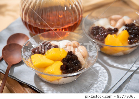 Bean flower 83779363