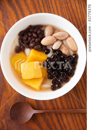 Bean flower 83779376