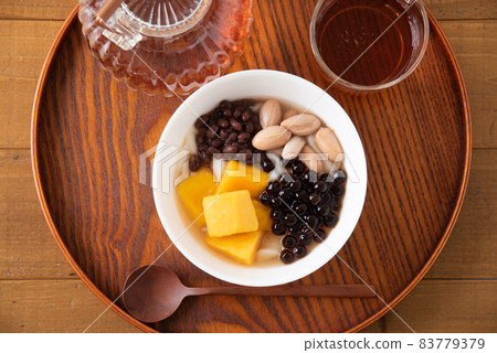 Bean flower 83779379