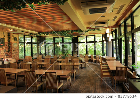 被綠意盎然的屋倉庭園環繞的咖啡廳/餐廳 83779534