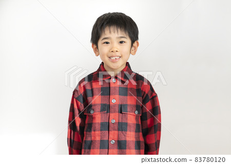 一個 6 歲男孩微笑著看著相機的肖像 83780120