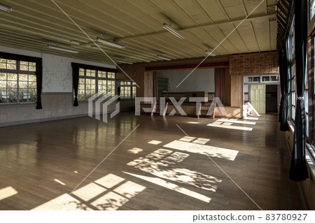 A retro auditorium where the shadows on the windowsill invite nostalgia [nostalgia] 83780927