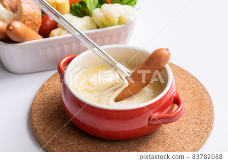 奶酪紅都和五顏六色的清蒸蔬菜白桌配派對菜餚 83782088
