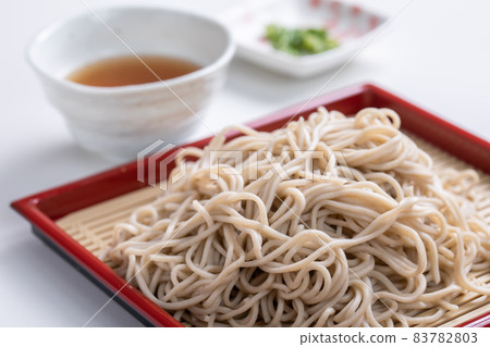 在一張白桌上準備的 Zaru 蕎麥麵 83782803