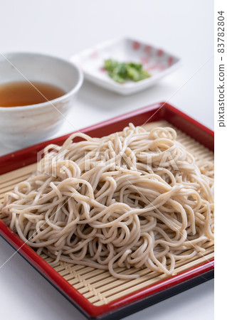 在一張白桌上準備的 Zaru 蕎麥麵 83782804