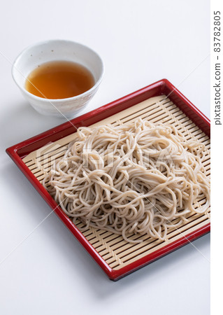 白色背景和 Zaru 蕎麥麵 83782805