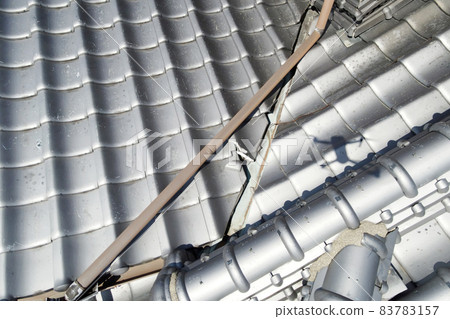 Inspection of the roof of the building 83783157