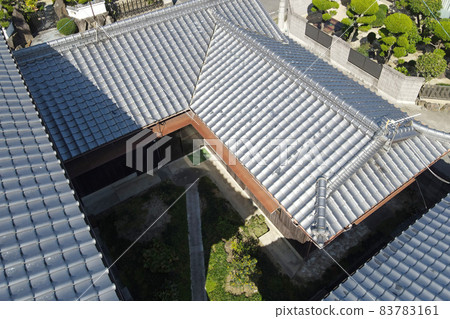 Inspection of the roof of the building 83783161