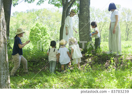 在大自然中玩耍的家庭 83783239