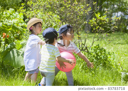 孩子們在公園裡玩 孩子們在公園裡玩 83783718