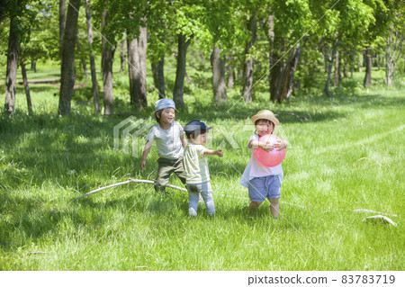 孩子們在公園裡玩 83783719