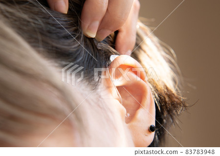 一個戴著不顯眼的助聽器的女人 83783948