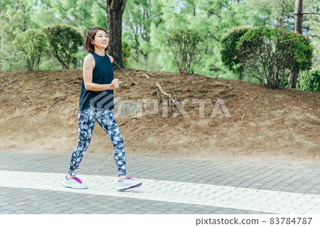 女人走路 83784787