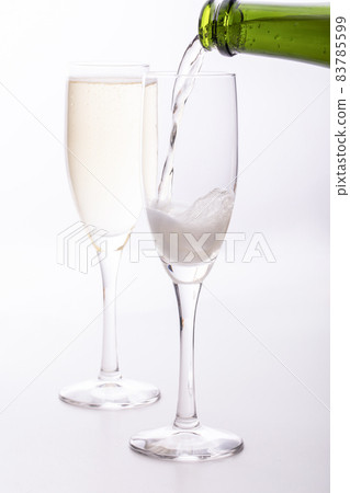 香檳倒入玻璃杯 起泡飲料倒入玻璃杯 83785599