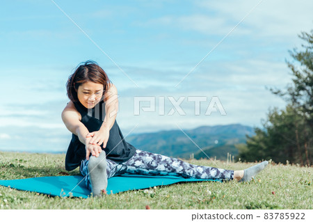 在戶外做瑜伽的女性 在戶外做瑜伽的女性 83785922
