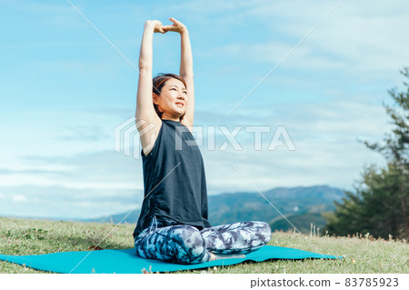 在戶外做瑜伽的女性 在戶外做瑜伽的女性 83785923