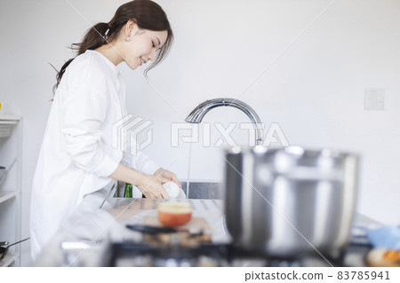 在廚房洗碗的女人 83785941