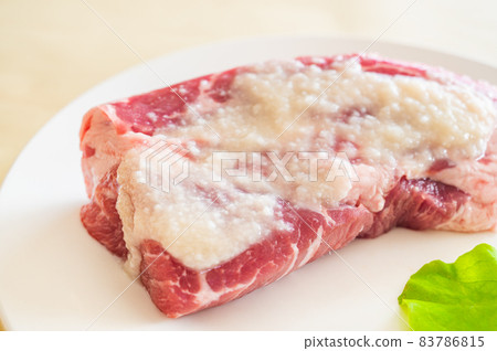 豬肩肉鹹肉 83786815
