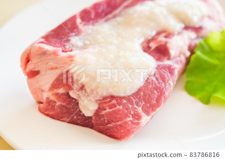 豬肩肉鹹肉 83786816