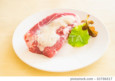 豬肩肉鹹肉 83786817