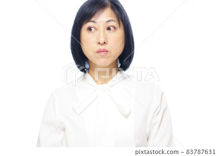 中年婦女,表情模糊,上身,白色背景 中年婦女,表情模糊,上身,白色背景 83787631
