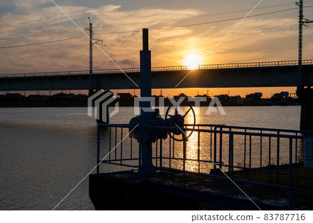 Silhouette of the lock handle illuminated by the setting sun Silhouette of the lock handle illuminated by the setting sun 83787716