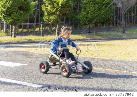 在神奈川森林騎自行車的少女 在神奈川森林騎自行車的少女 83787948