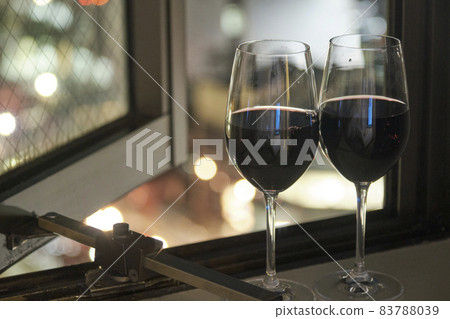 窗邊的兩個酒杯 83788039