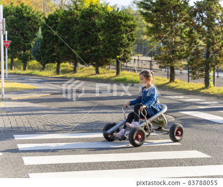 A 6-year-old girl riding a cycle cart at the Ride Square in the Kanagawa Forest 83788055
