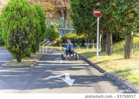 A 6-year-old girl riding a cycle cart at the Ride Square in the Kanagawa Forest 83788057