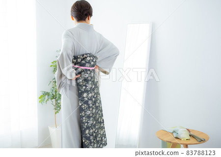 獨自穿著和服的女人 83788123