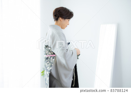 獨自穿著和服的女人 83788124