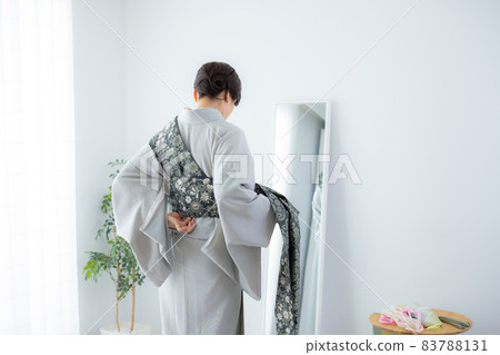 獨自穿著和服的女人 83788131