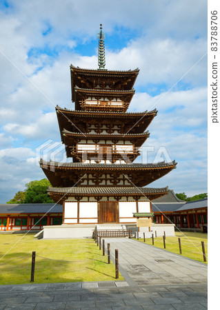 藥師寺三重塔東塔和東走廊 83788706