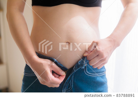 Changes in the abdomen from early to mid-pregnancy Changes in the abdomen from early to mid-pregnancy 83788891