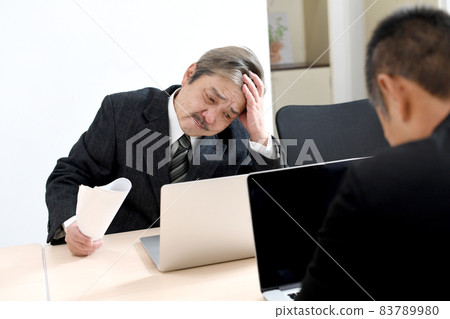 一位在辦公室工作的陷入困境的商人的高級(中年)男性 一位在辦公室工作的陷入困境的商人的高級(中年)男性 83789980