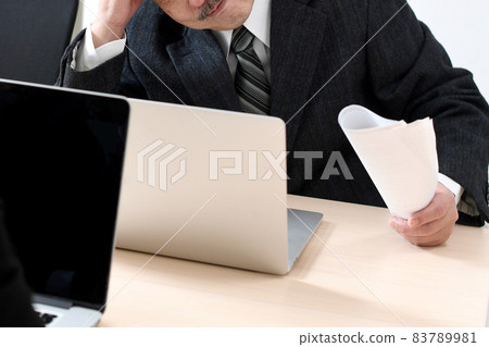 一位在辦公室工作的陷入困境的商人的高級(中年)男性 一位在辦公室工作的陷入困境的商人的高級(中年)男性 83789981