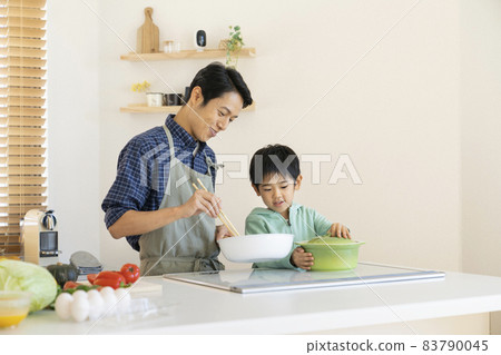 親子做飯,父親30多歲兒子6歲 親子做飯,父親30多歲兒子6歲 83790045