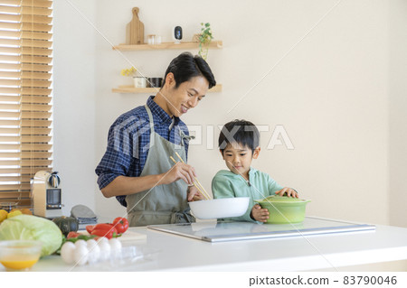 親子做飯，父親30多歲兒子6歲 83790046