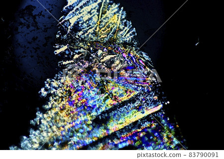 通過在陽光下的薄冰上使用偏光板（濾光片）創建的顏色圖案 83790091