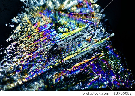 通過在陽光下的薄冰上使用偏光板（濾光片）創建的顏色圖案 83790092