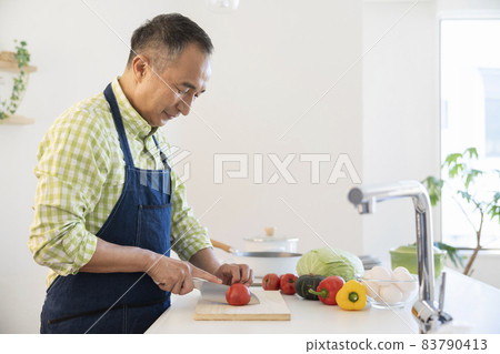 老人做飯 83790413