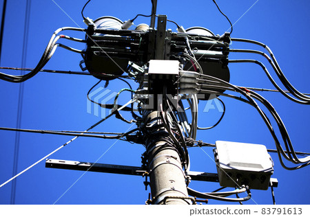 看著電線桿,我擔心電費。 看著電線桿,我擔心電費。 83791613
