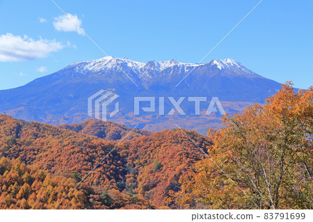 從海田高原地藏山口眺望秋天的御嶽山 83791699