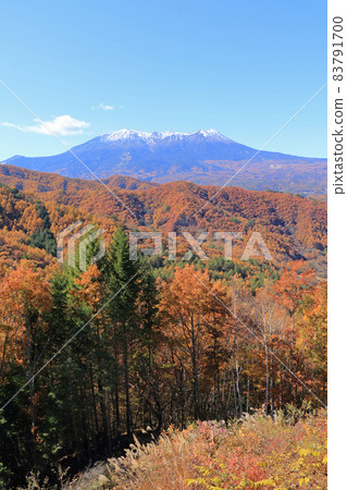 從海田高原地藏山口眺望秋天的御嶽山 83791700