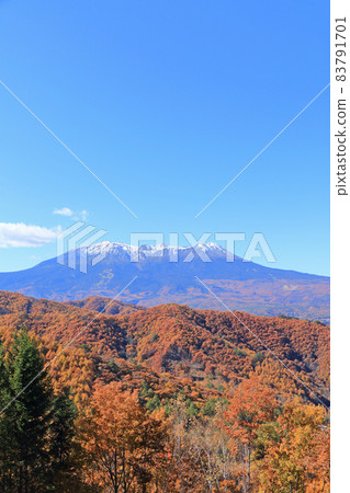從海田高原地藏山口眺望秋天的御嶽山 從海田高原地藏山口眺望秋天的御嶽山 83791701