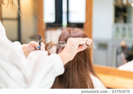 A woman who goes to a hair salon 83792670