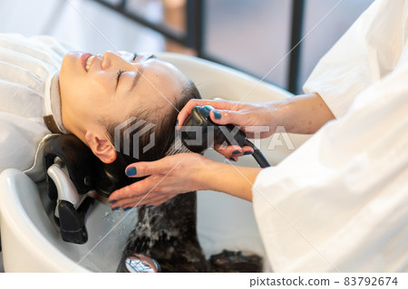 A woman who goes to a hair salon A woman who goes to a hair salon 83792674