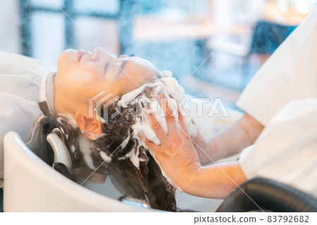 A woman who goes to a hair salon A woman who goes to a hair salon 83792682