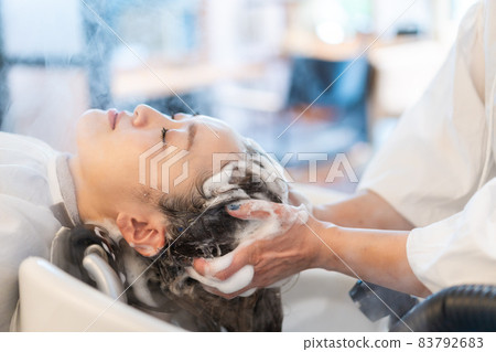 A woman who goes to a hair salon A woman who goes to a hair salon 83792683